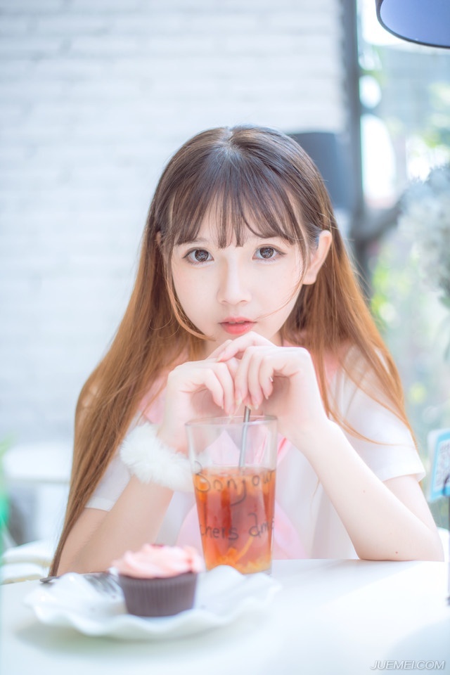 “主公有令，前益州牧刘璋，虽然在任期间，尸位素餐，滋生民怨，但念其乃汉室宗亲，削去其益州牧之职，保留其爵位，令到之日，随骠骑卫返回洛阳，出任尚书令一职，另，前益州守将张任忠肝义胆，忠勇有加，擢升为荡寇将军，领益州兵马，辅佐少主，保卫益州。”说完，雄阔海从一名骠骑卫手中接过一枚将印，扭头看向众人：“谁是张任，上前接印！”